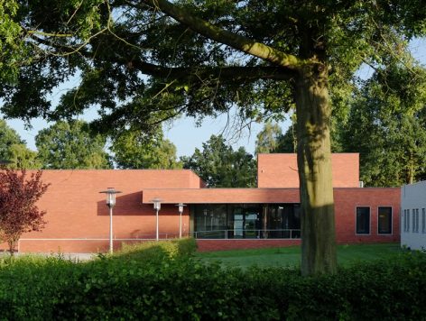 Voor dit centrum voor radiotherapie is PRW ingenieurs ingeschakeld om voor Wiegerinck Architectuur en Stedenbouw een gecombineerde output van 3D (model) en 2D (details) te genereren.
Hierbij is door PRW ingenieurs het bouwkundige deel verzorgd van omgevinsvergunningaanvraag tot uitvoeringstekeningen.
