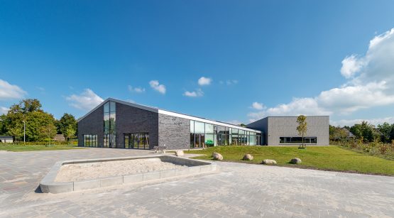 Het ontwerp van Peter van Aarsen architect betreft een multifunctioneel centrum met: dorpshuis, jongerensoos, sportzaal, kinderdagverblijf, naschoolse opvang, peuterspeelzaal en twee basisscholen.
Wij zijn ingeschakeld voor al het bouwkundige tekenwerk van definitief ontwerp tot en met de revisietekeningen en hebben samen met de architect de technische coördinatie met de adviseur installaties en de constructeur verzorgd.
(fotografie: © Thea van den Heuvel /DAPh)
